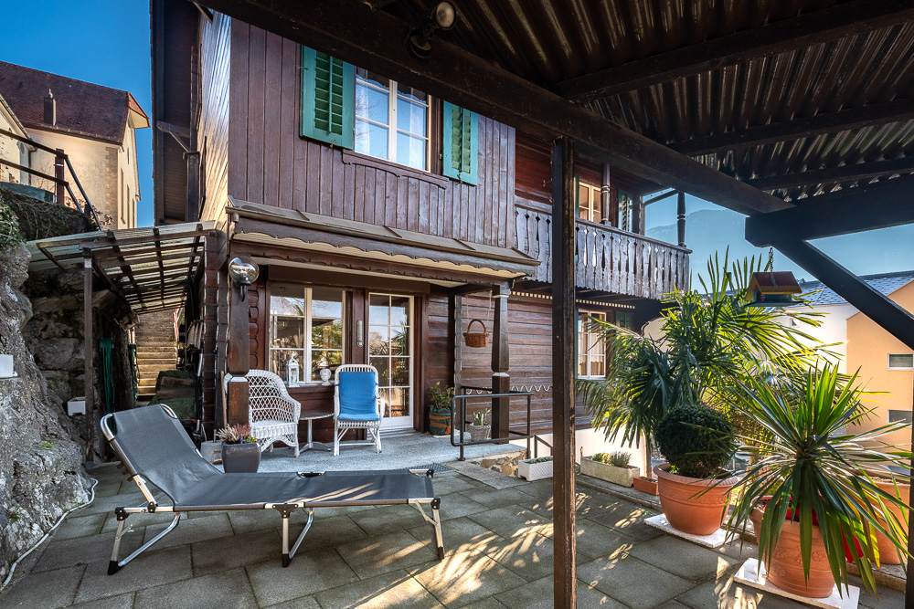 Außenbereich mit Holzfassade und Terrasse