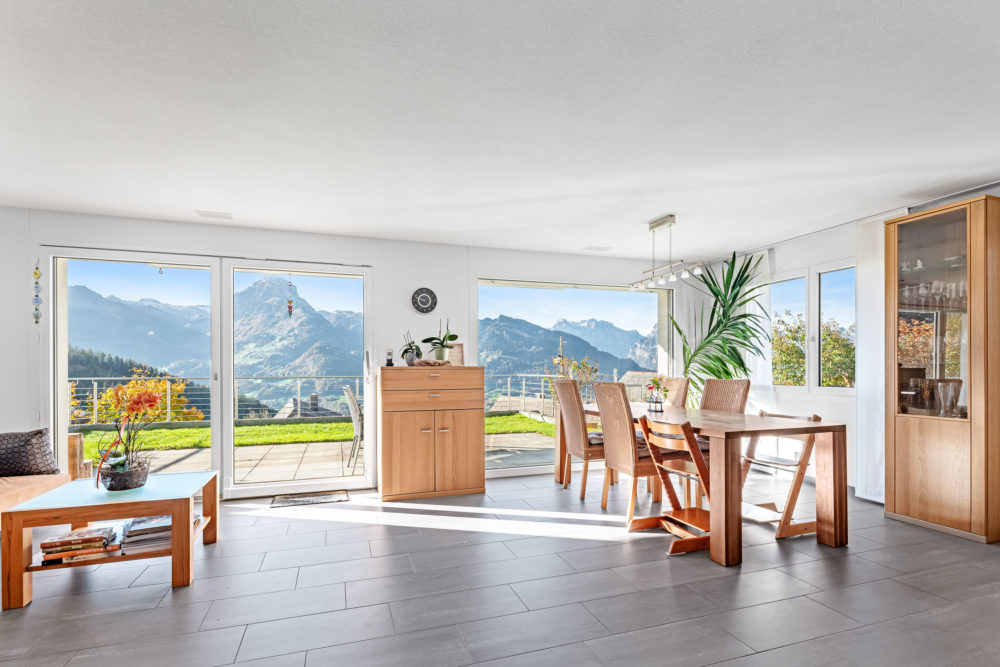 Heller Wohn-Essbereich mit Panoramablick