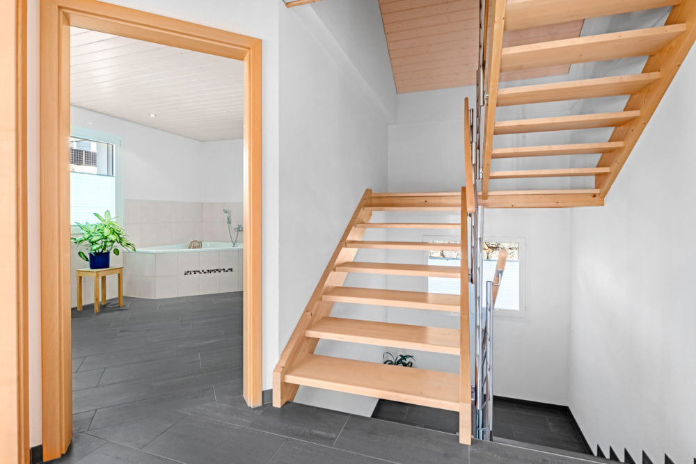 Treppe mit Blick ins Badezimmer