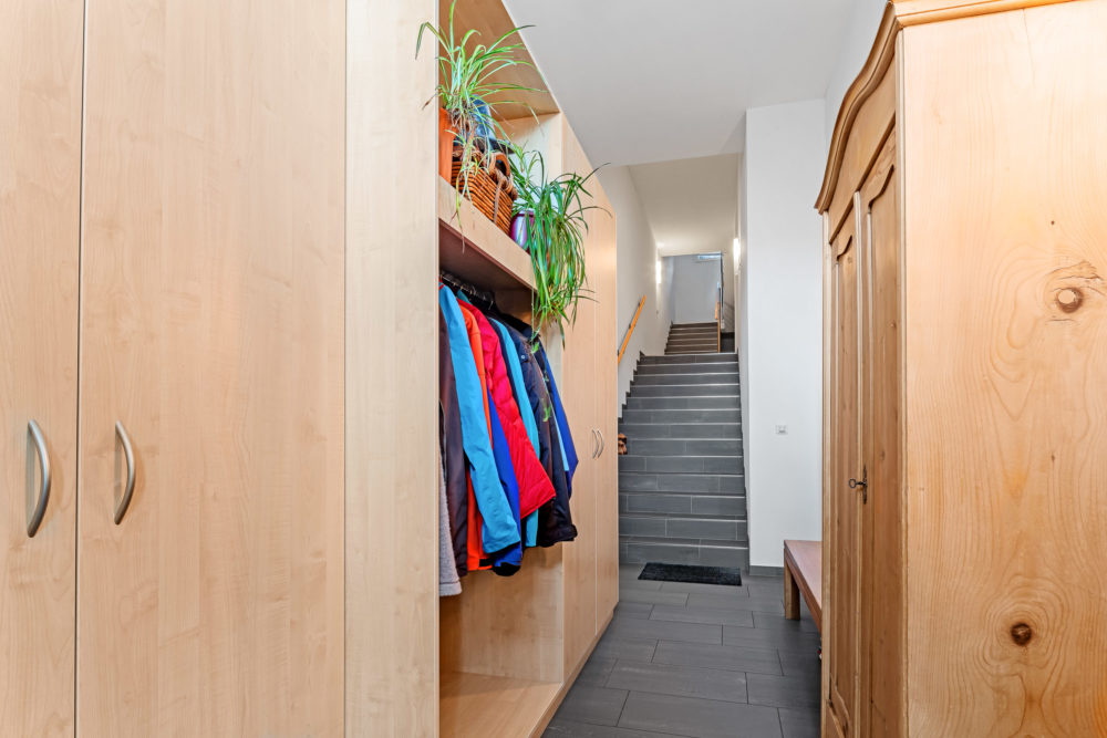 Flur mit Holzschränken und Treppe