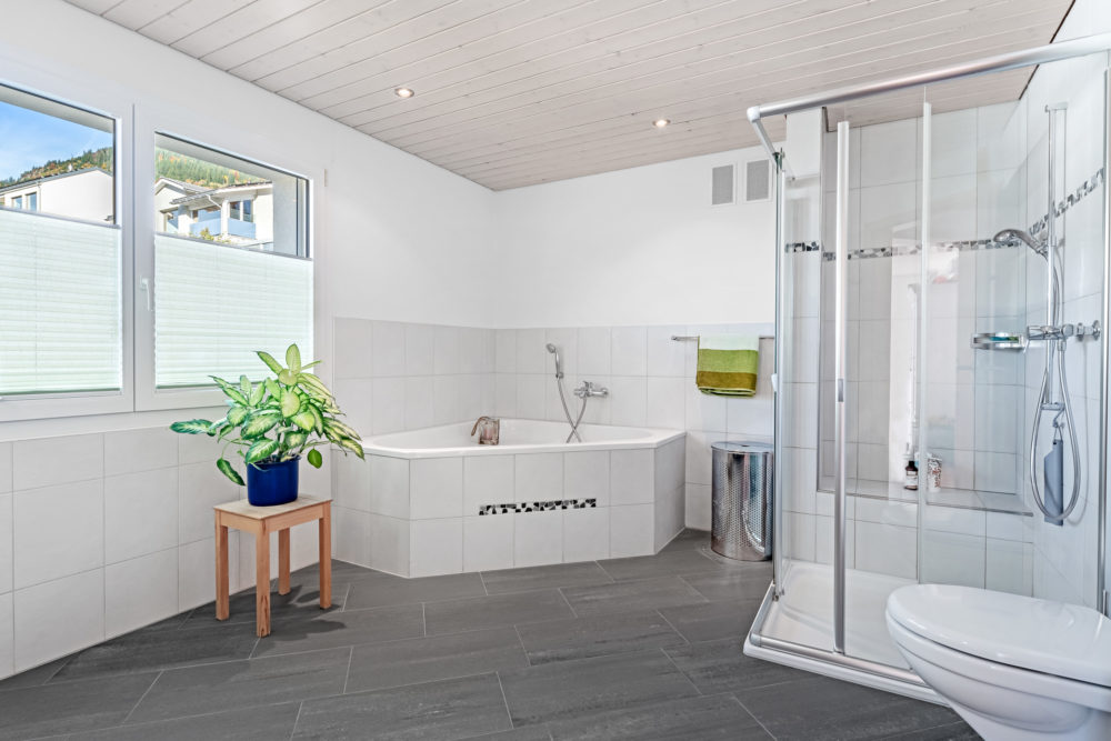 Modernes Badezimmer mit Dusche und Badewanne