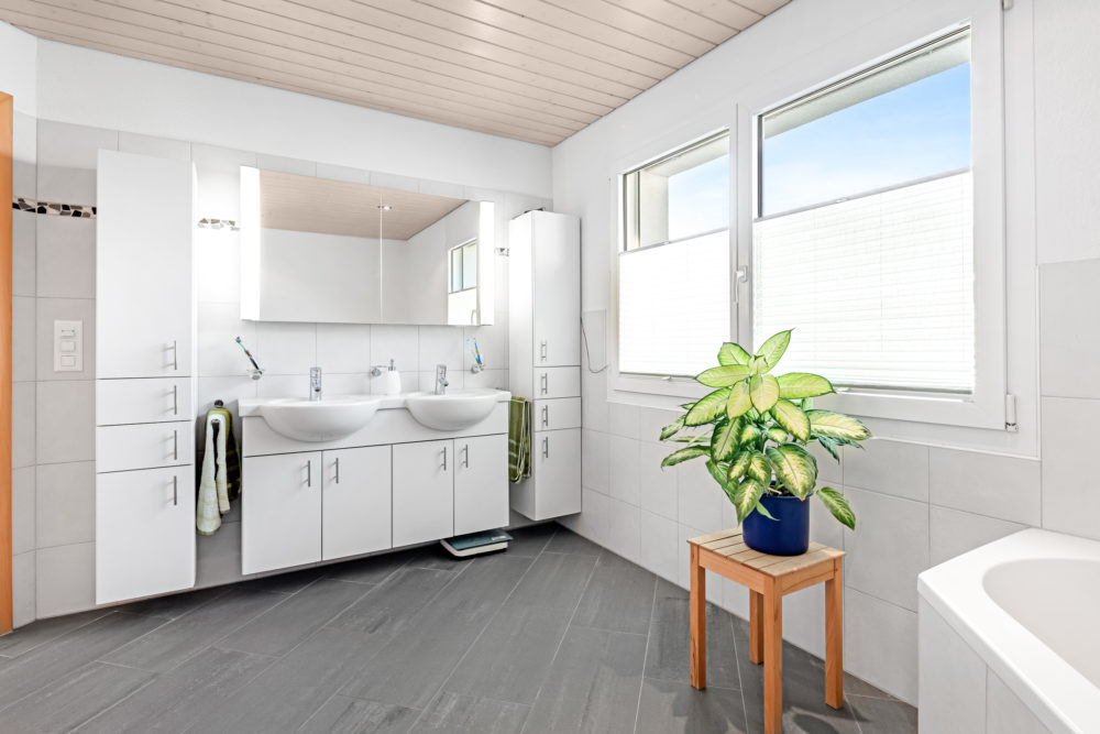 Modernes Badezimmer mit Doppelwaschtisch