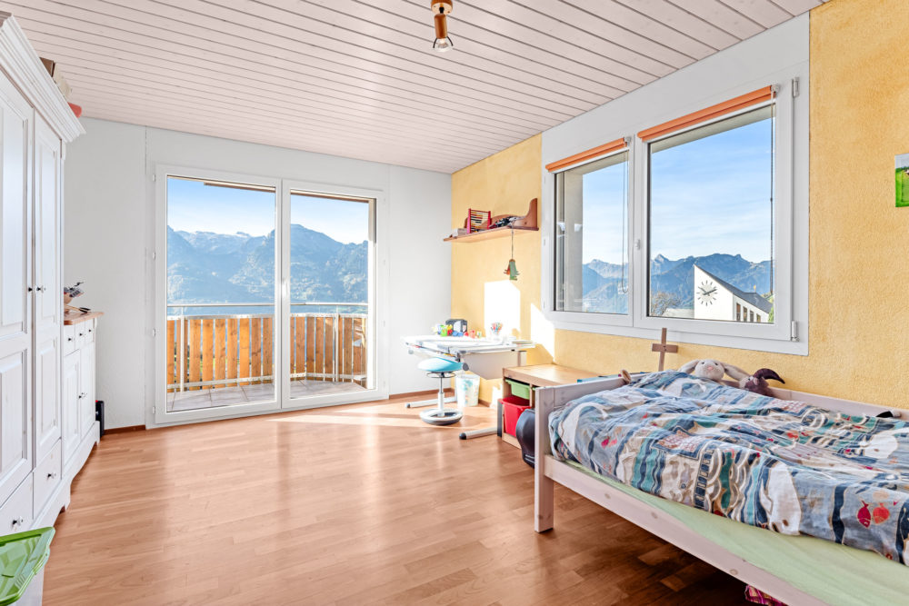 Kinderzimmer mit Balkonblick