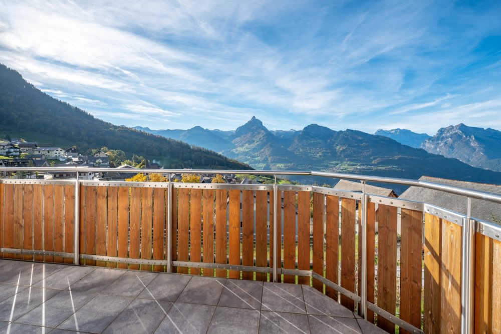 Balkon mit Bergpanorama