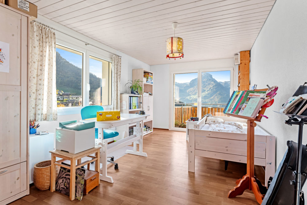 Helles Kinder- oder Arbeitszimmer mit Bergblick