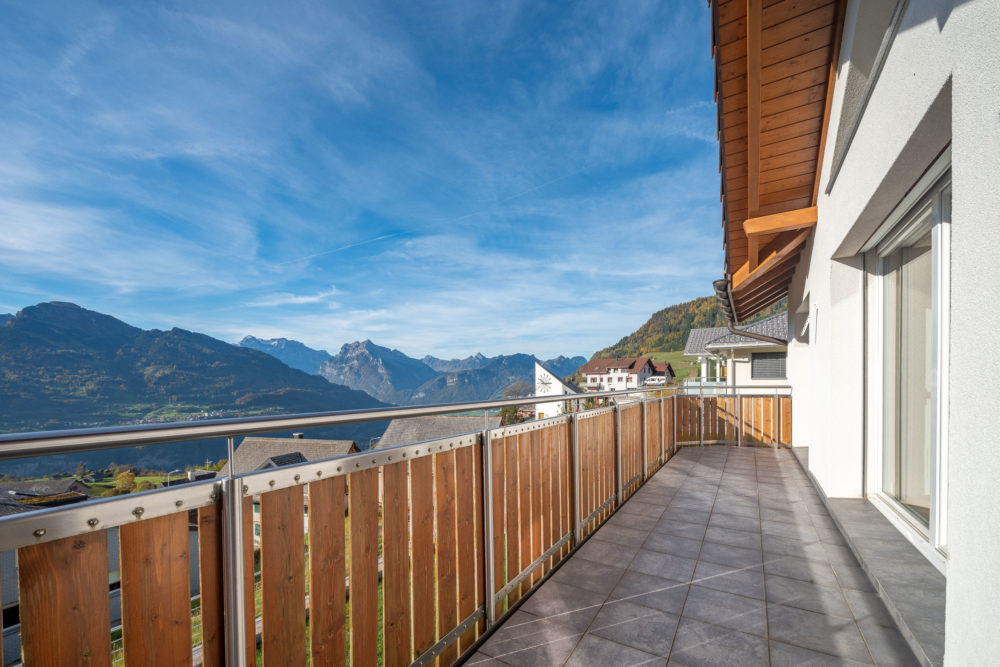 Balkon mit Bergpanorama