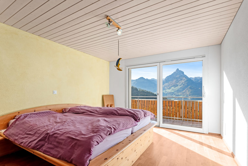 Schlafzimmer mit Bergblick und Balkon