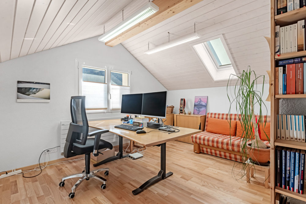 Dachgeschoss-Büro mit Arbeitsplatz und Sofa