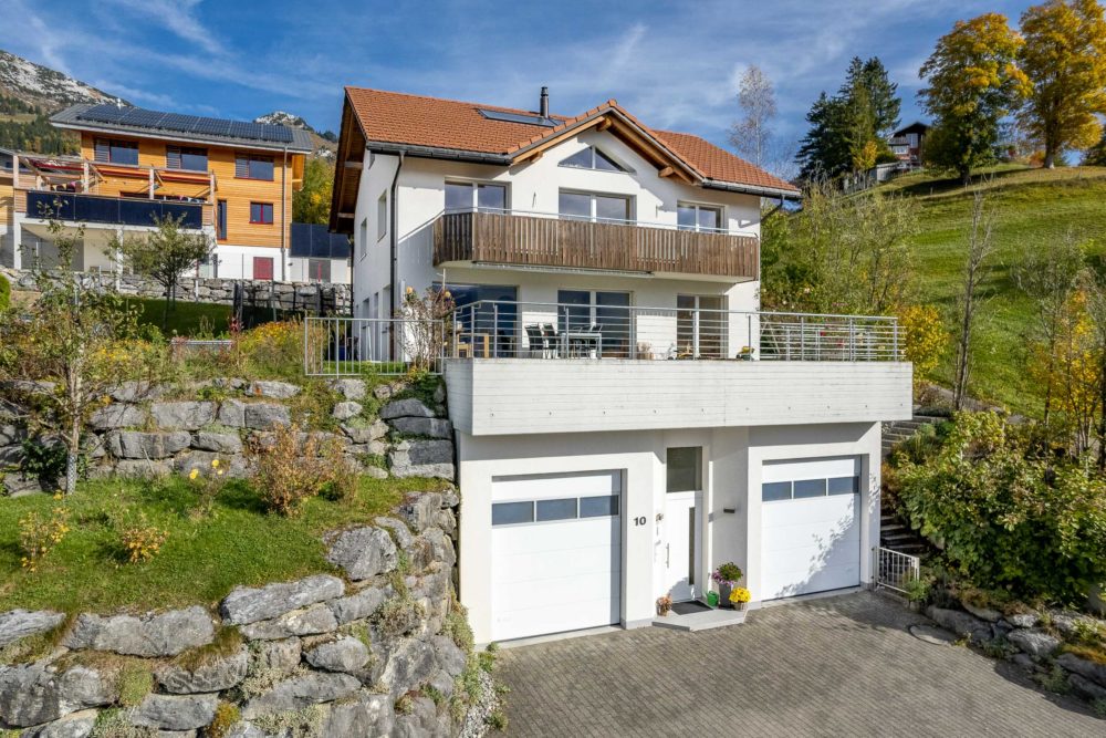 Modernes Haus mit Garage und Hanglage