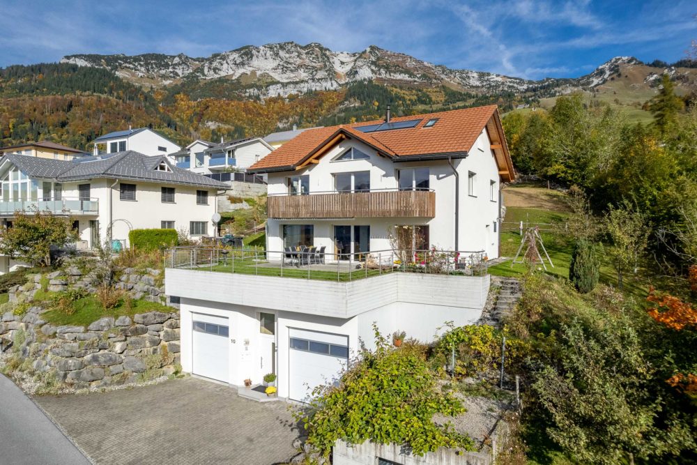 Alpenvilla mit Terrassen und Garagen