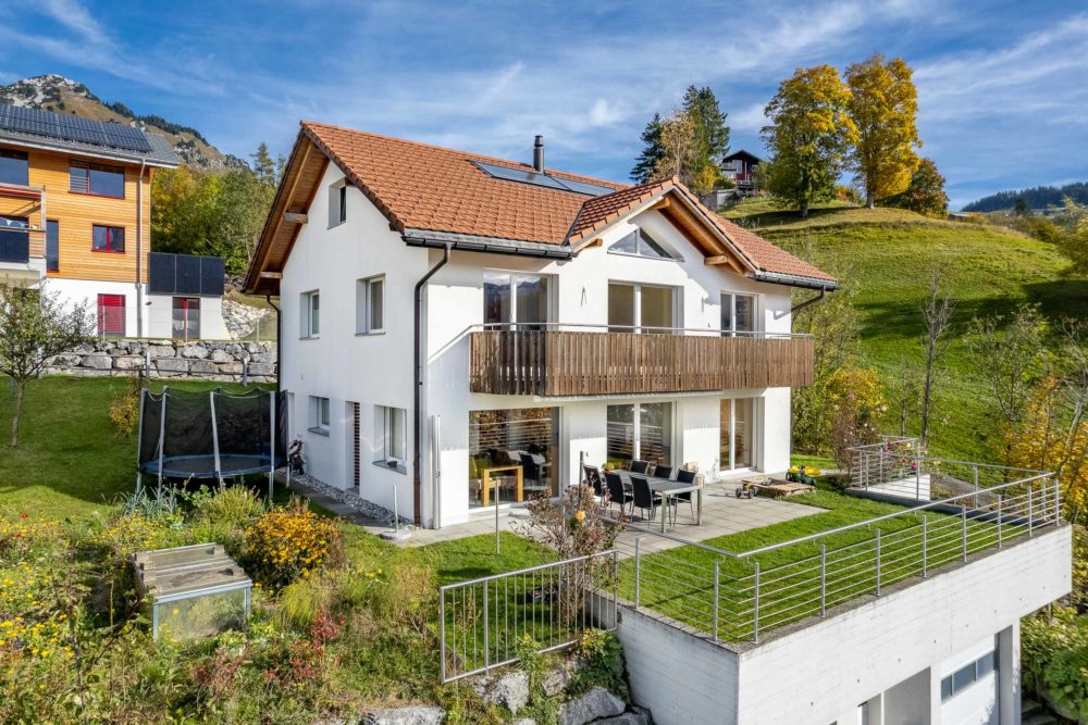 Moderne Villa mit Balkon und Terrasse am Hang