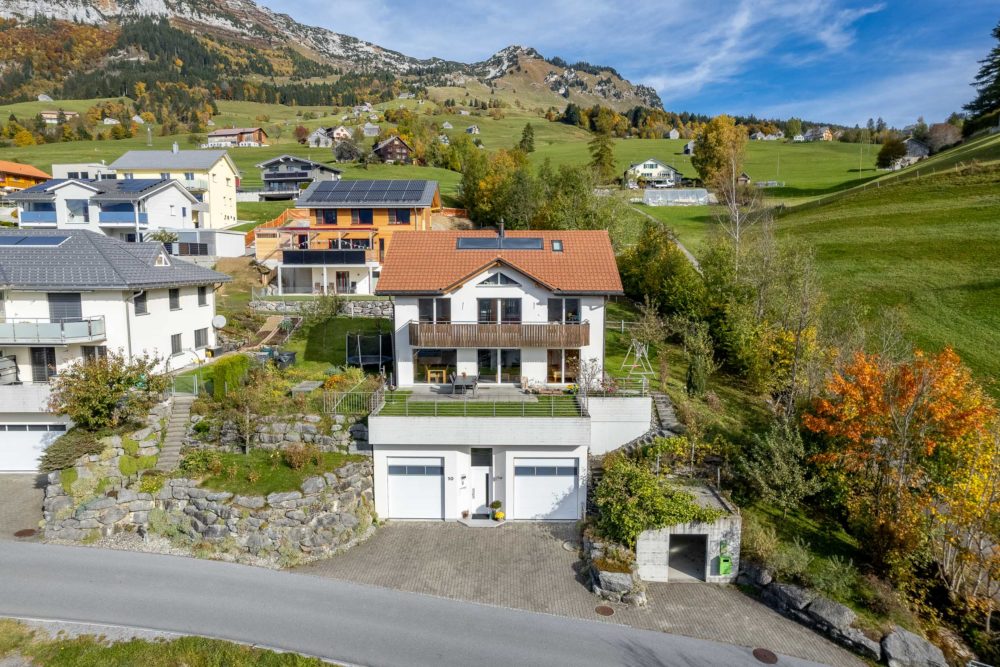 Hanglage mit Wohnhaus und Alpenblick