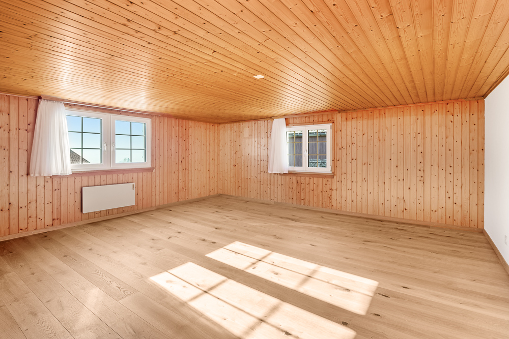 Heller leerer Wohnraum mit Holzverkleidung