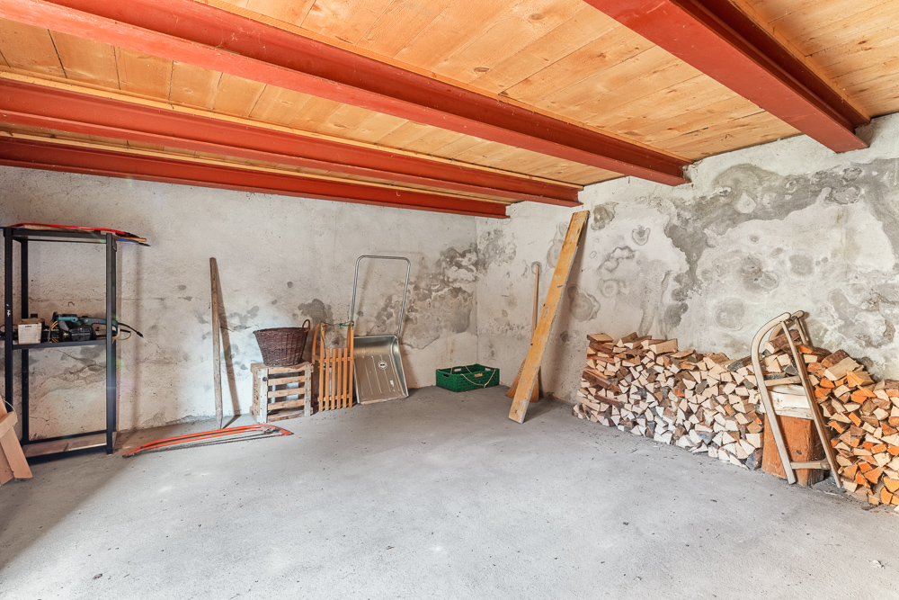 Keller-/Abstellraum mit sichtbaren Feuchtigkeitsspuren
