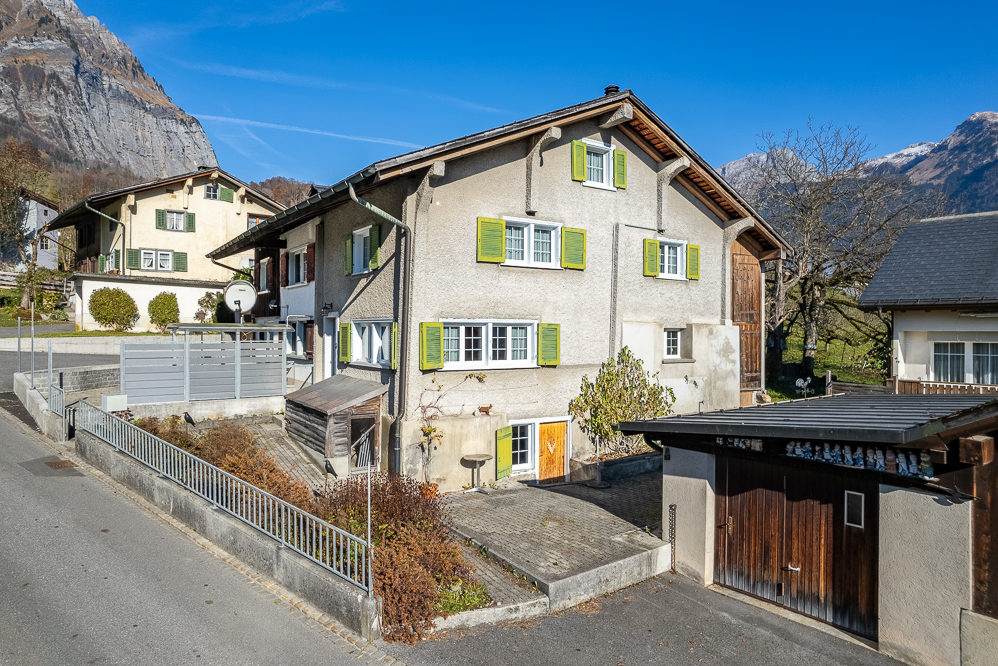 Alpines Wohnhaus mit Blick auf Berge