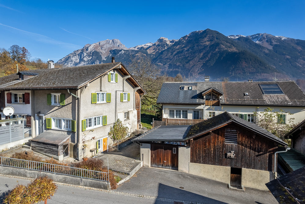 Alpenländische Wohnhäuser mit Bergpanorama