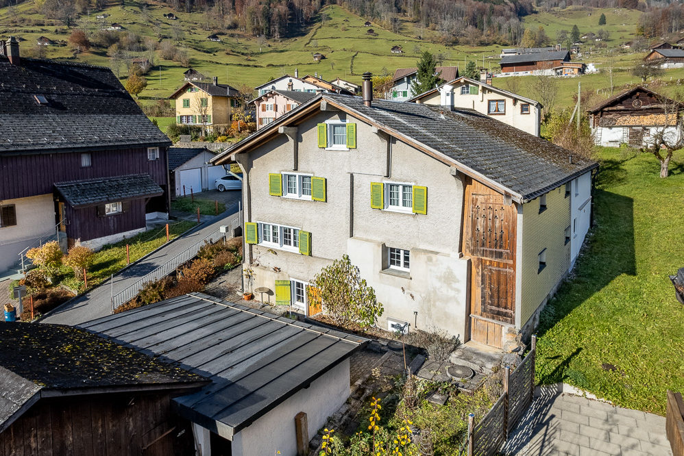 Berghaus mit Giebel und Schiebeläden