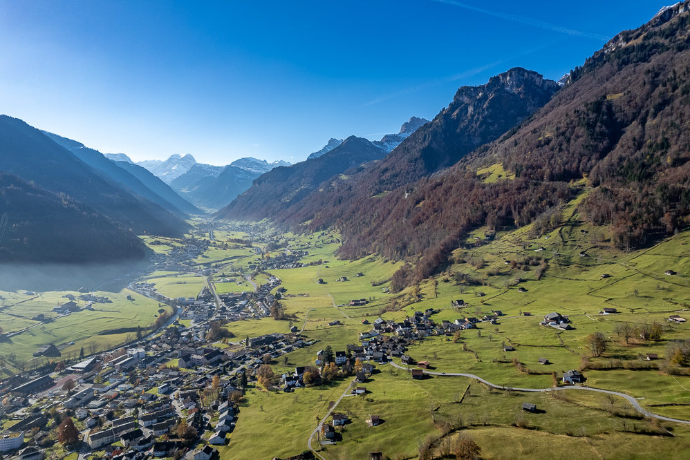 Luftaufnahme eines alpinen Tals