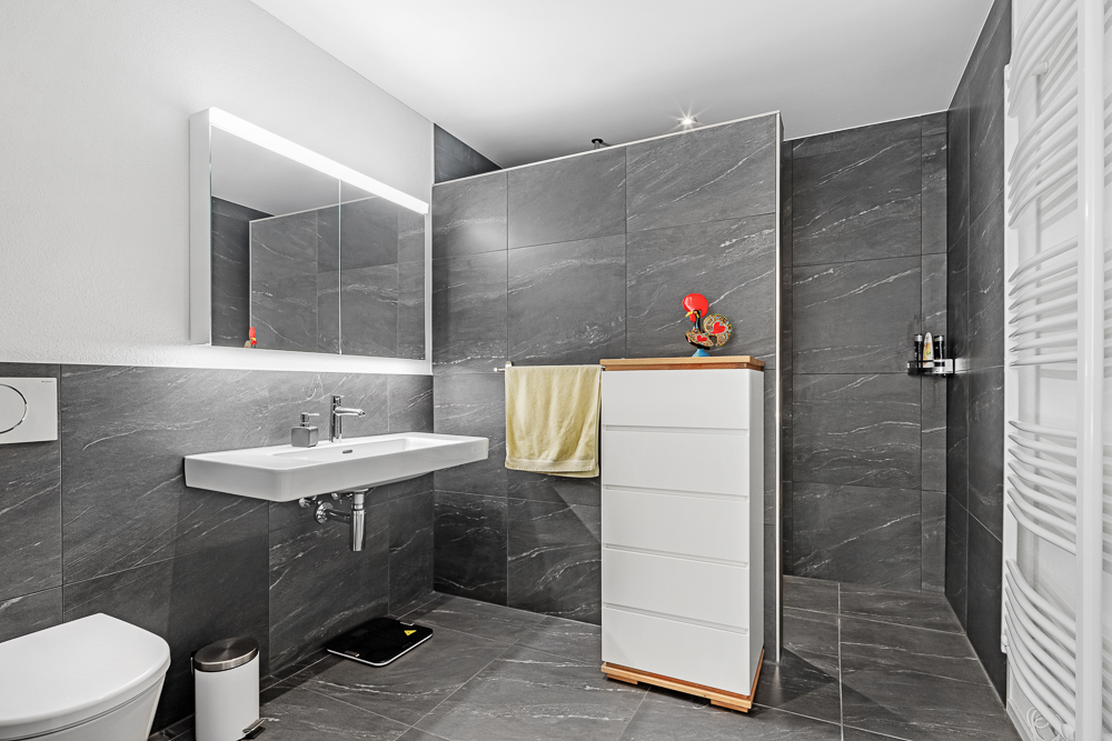 Modernes Badezimmer mit dunkler Steinoptik