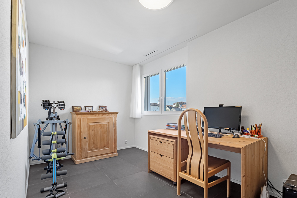 Helles Arbeitszimmer mit Fenster und Schreibtisch