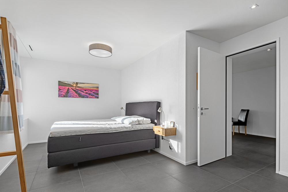 Modernes Schlafzimmer mit offenem Durchgang