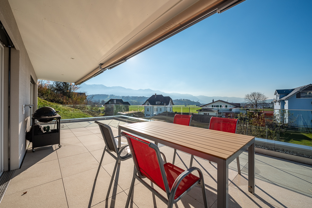Große sonnige Terrasse mit Bergblick
