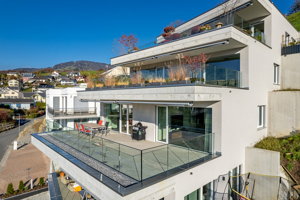 Moderne Terrassenansicht eines Mehrfamilienhauses