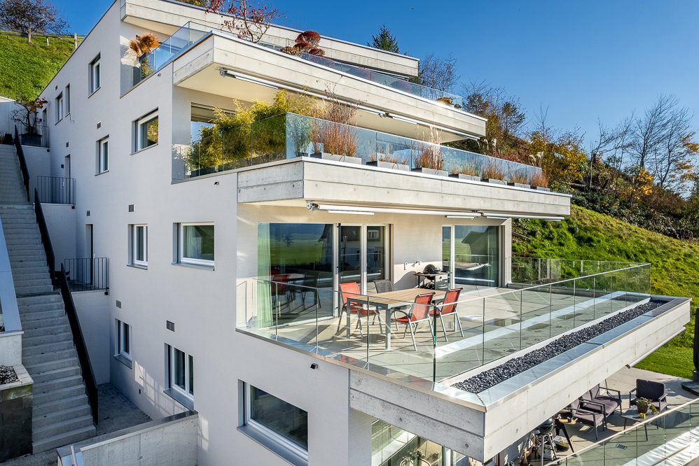 Modernes Mehrfamilienhaus mit Terrassen