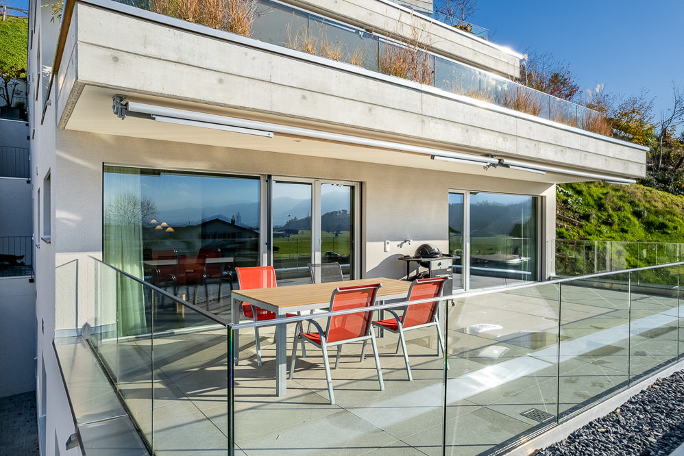 Moderne Dachterrasse mit Glasgeländer
