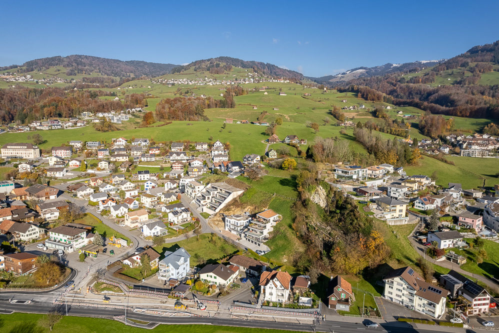 Luftaufnahme einer grünen Bergsiedlung