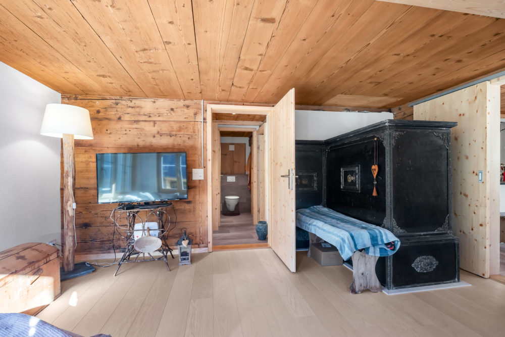 Rustikales Schlafzimmer mit Holzverkleidung