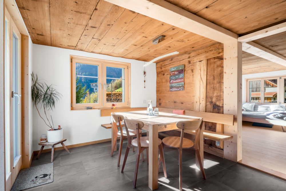 Heller Essbereich mit Holzausstattung