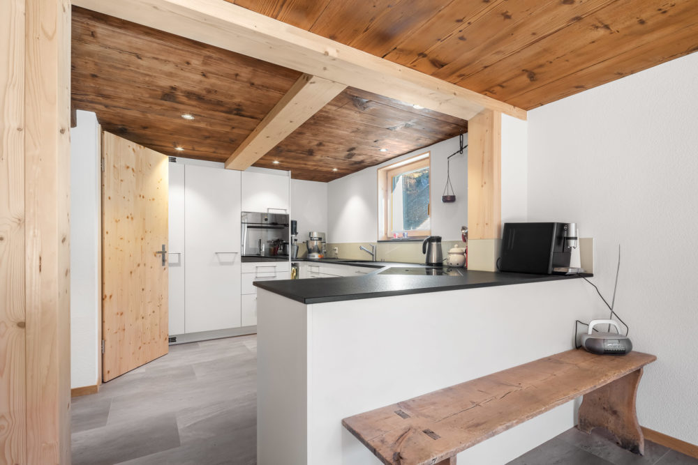 Offene Landhausküche mit Holzdecke