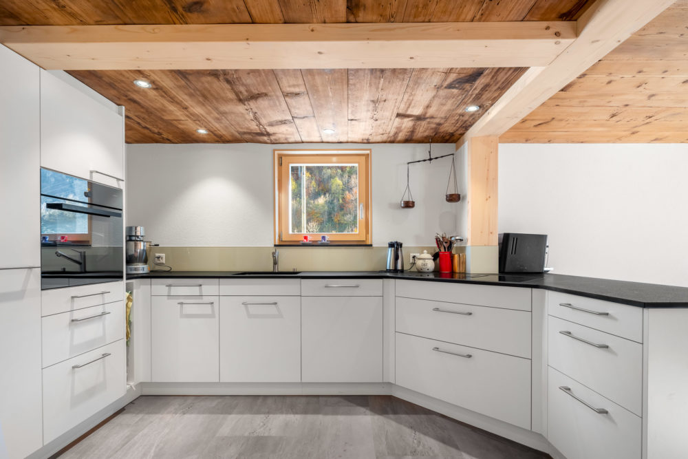 Moderne Küche mit Holzdecke