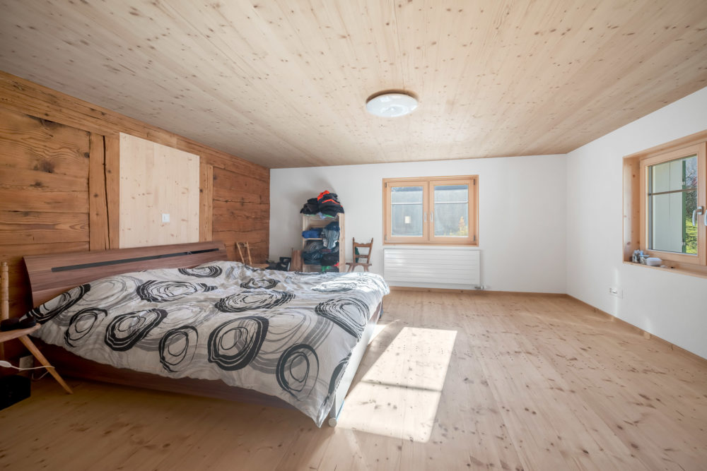Helles Schlafzimmer mit Naturholz-Optik