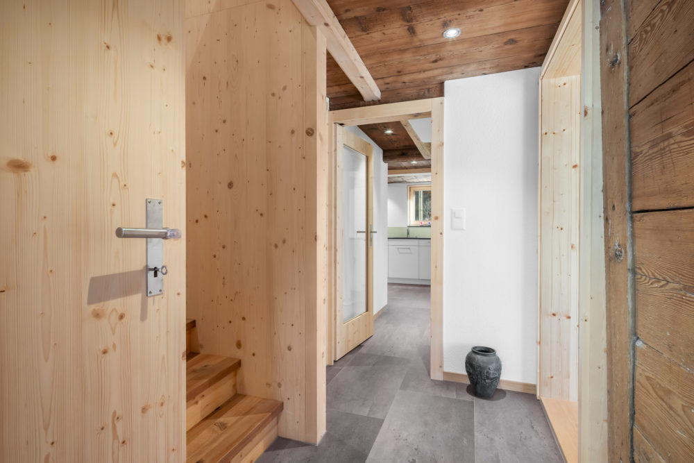 Holzverkleideter Flur mit Treppe
