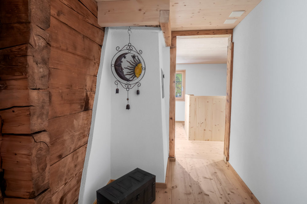 Flur mit Holzverkleidung und Blick ins Obergeschoss