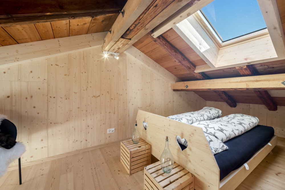 Dachzimmer mit Holzausbau und Dachfenster
