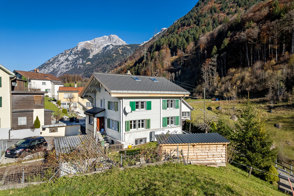 Alpines Wohnhaus mit Bergpanorama