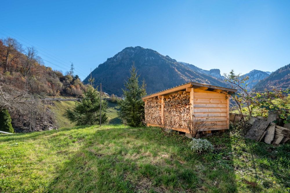 Holzlager im alpinen Garten