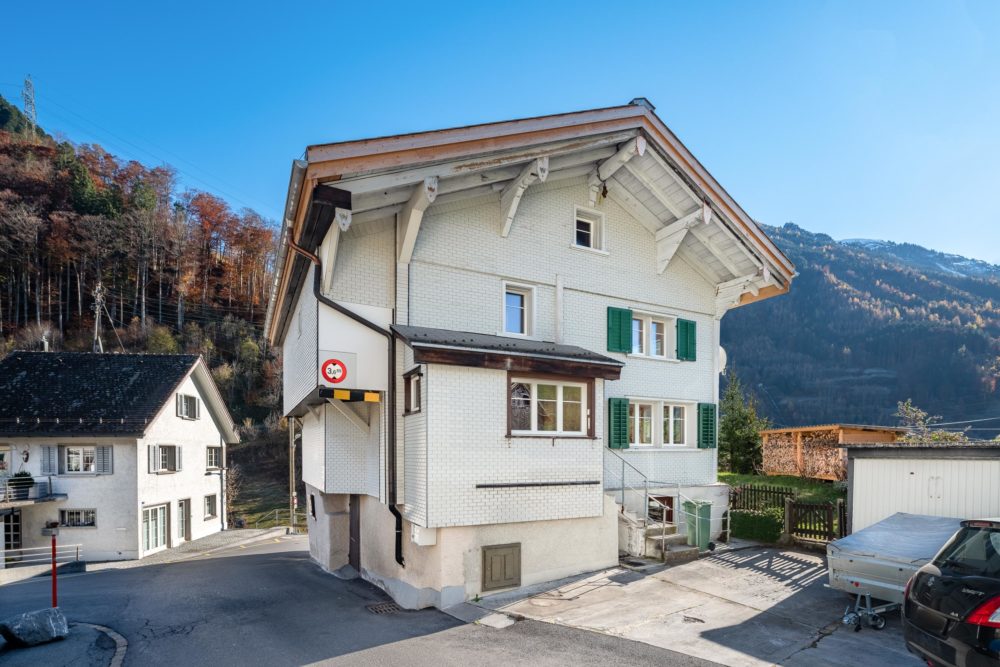 Außenansicht eines Wohnhauses in Berglage