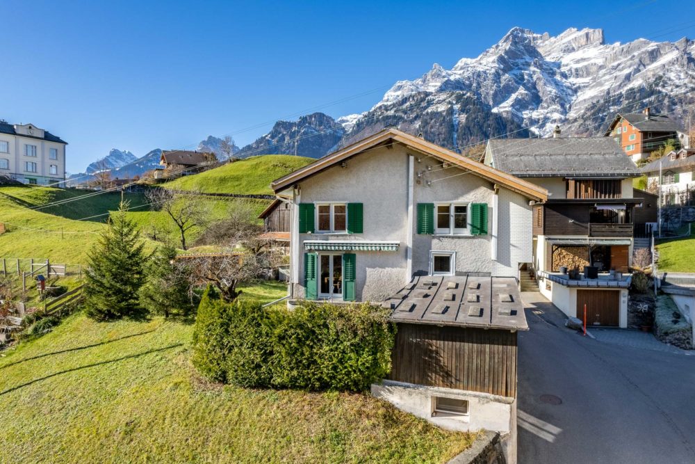 Alpenhaus mit Bergpanorama