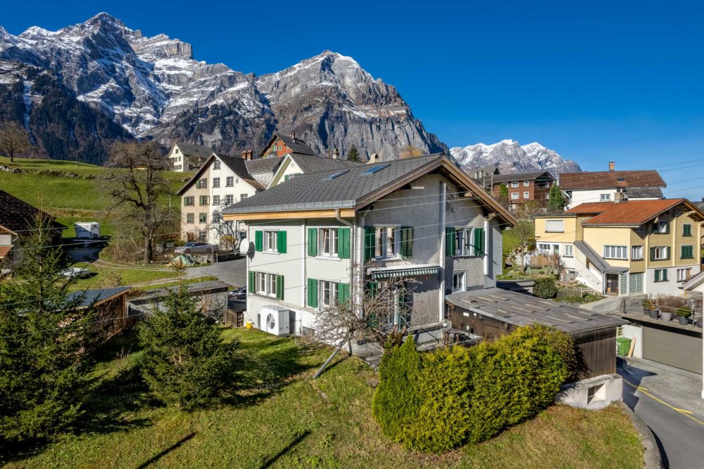 Alpenhaus mit Bergpanorama