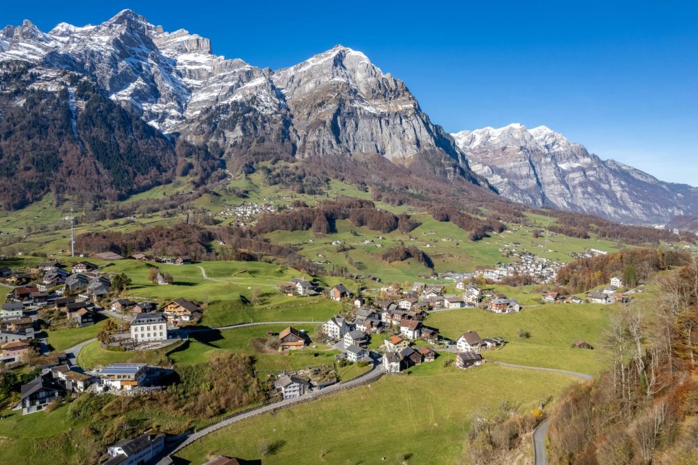 Alpine Landschaft mit Bergdorf