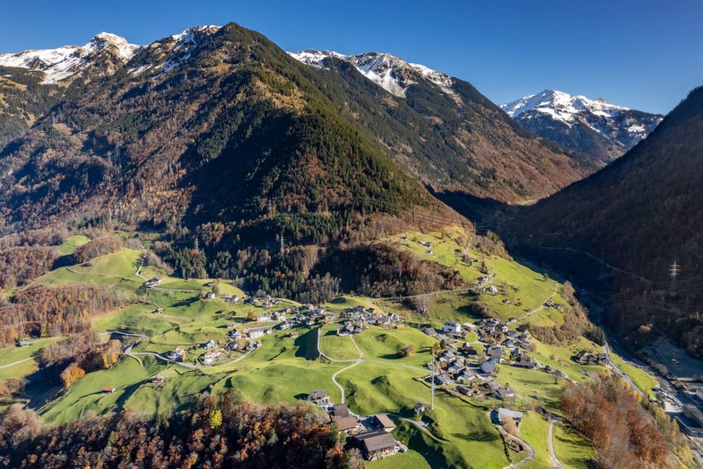 Bergtal mit Weidelandschaft und Siedlungen