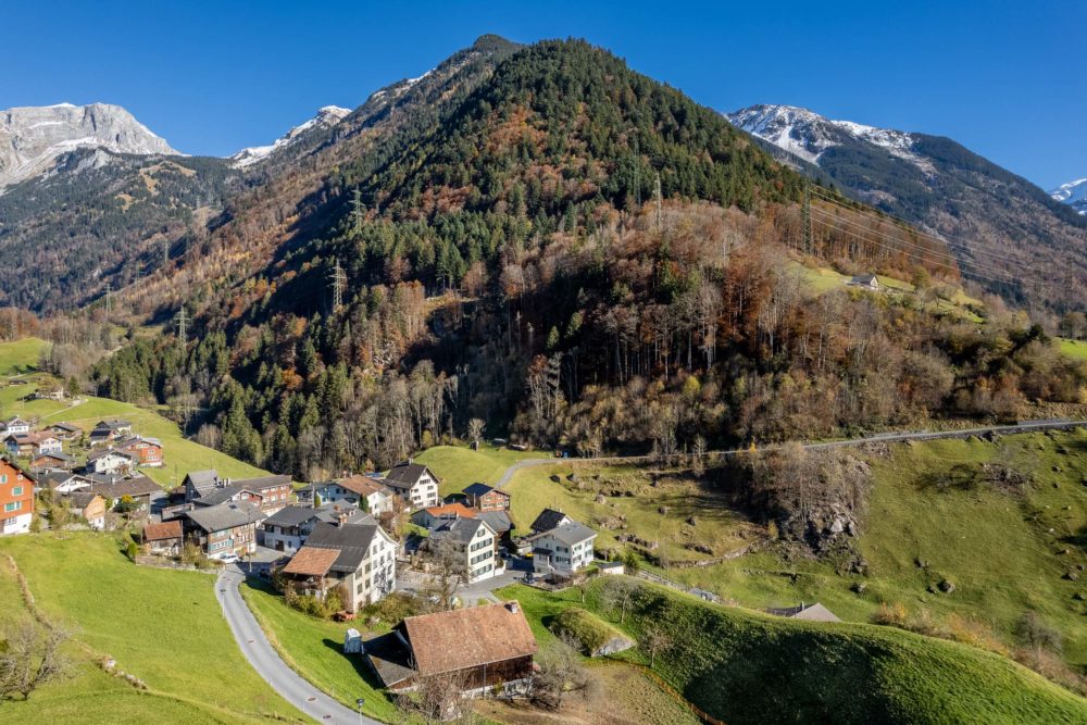 Alpine Landschaft mit Bergdorf
