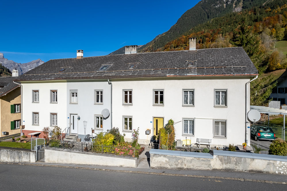 Mehrfamilienhaus mit Bergkulisse