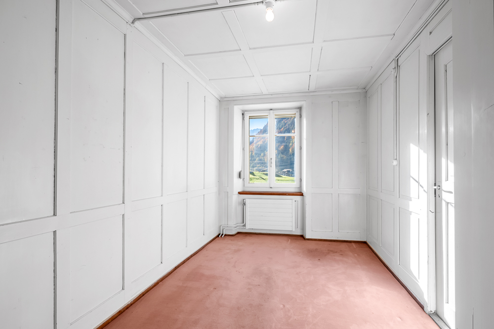 Heller schmaler Innenraum mit Fenster und Paneelwänden