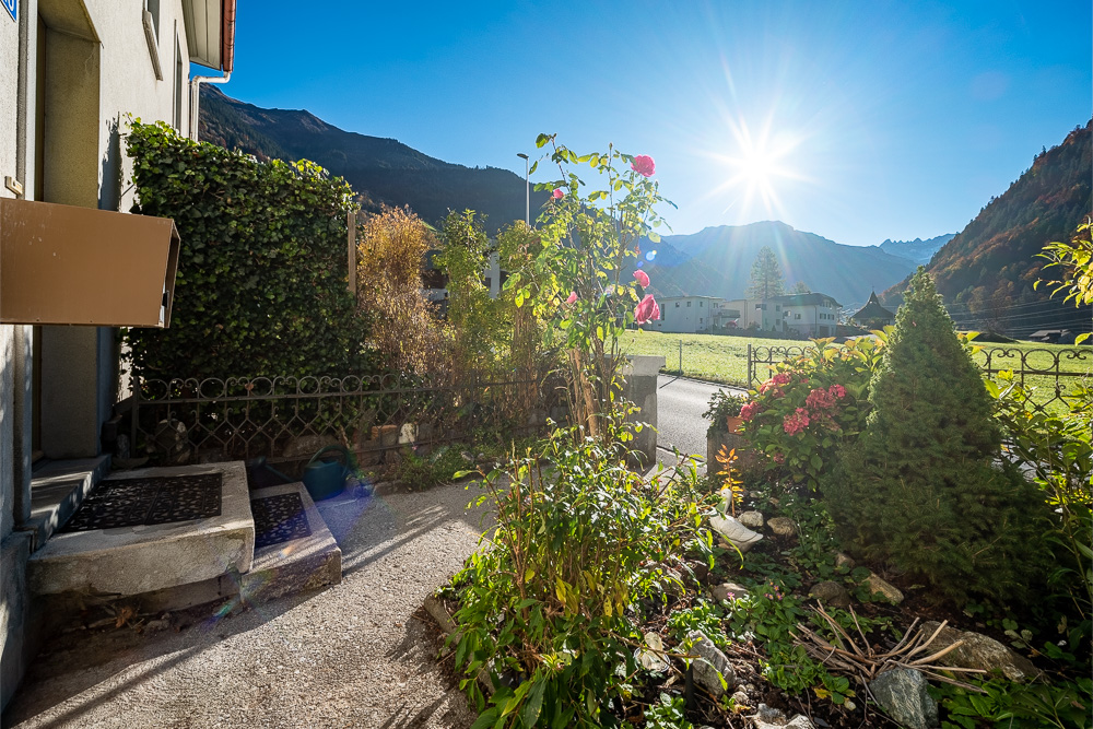 Gartenbereich mit Bergblick