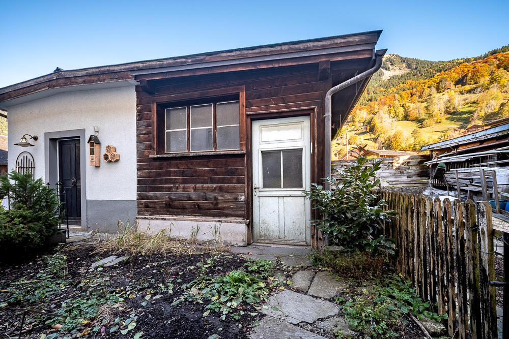Außenansicht eines kleinen Hauses mit Garten